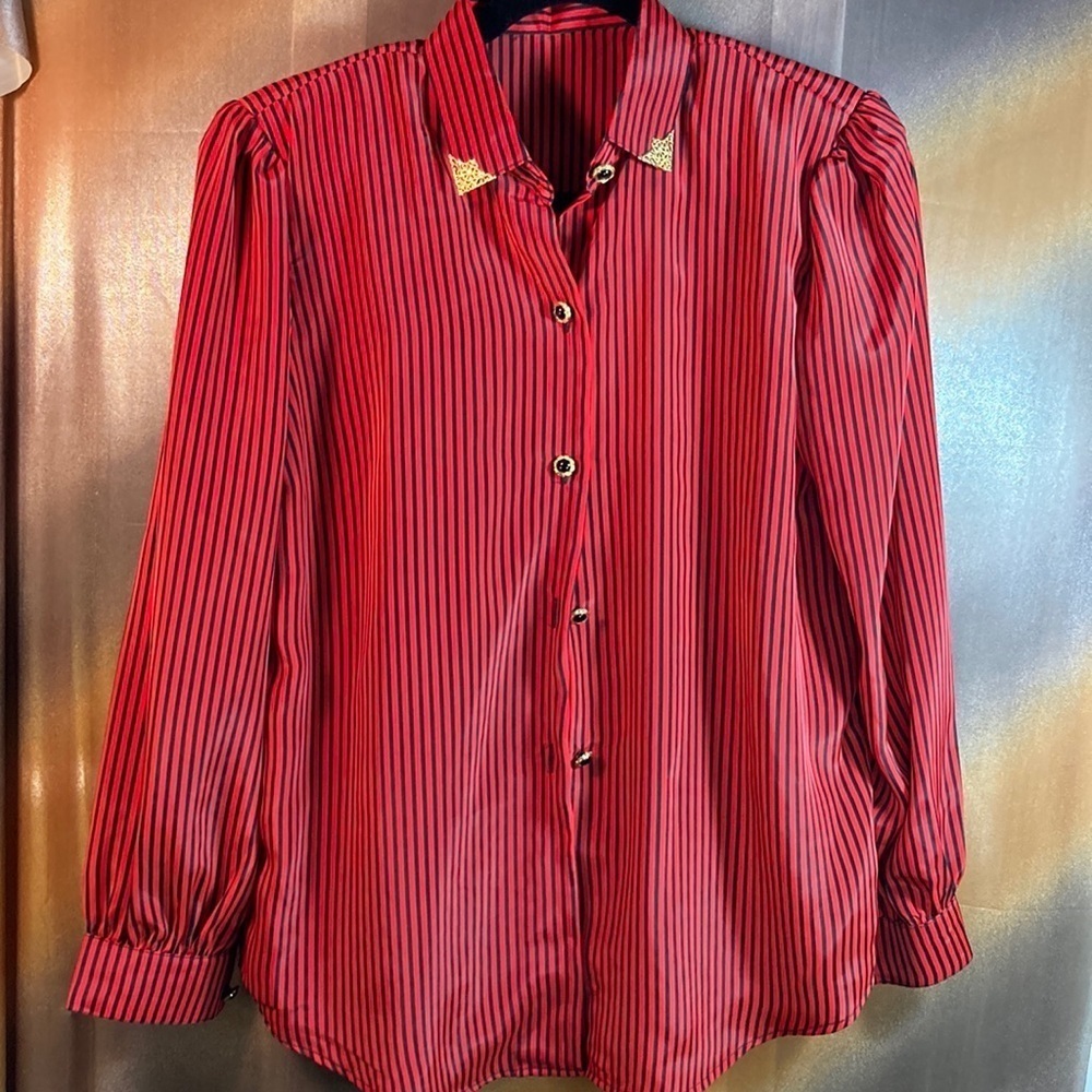 90’s red and black striped blouse with gold collar tips. Size L‎ 44” bust 126